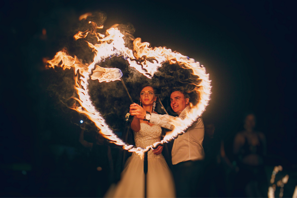 Brautpaar zündet Herz auf Flammen an