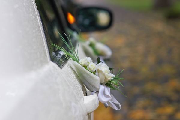 Autotüre seitlich mit Hochzeitsblumendeko