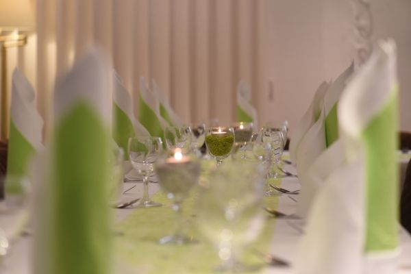 Ausschnitt Hochzeitstischdeko mit grünen Elementen